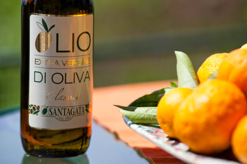 Olio d’oliva extra vergine Classico Santagata, bottiglia di olio. 