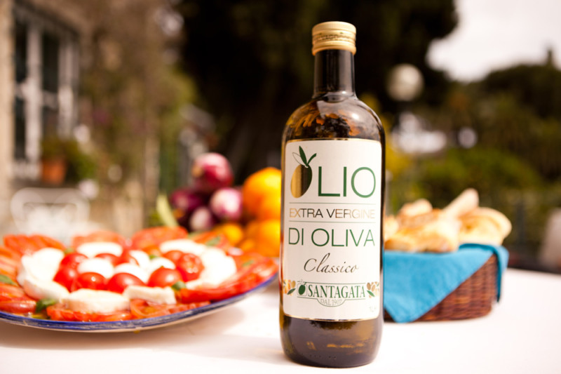 Tavola mediterranea. Le pietanze sono accompagnate dall’Olio di oliva extravergine Classico Santagata. 